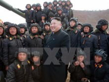 Nhà lãnh đạo Triều Tiên Kim Jong-Un (giữa) tại cuộc thi của các binh sỹ binh chủng tăng thiết giáp quân đội nhân dân Triều Tiên 2017. (Nguồn: EPA/TTXVN)