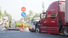 Container va chạm ô tô khách, hơn chục người bị thương