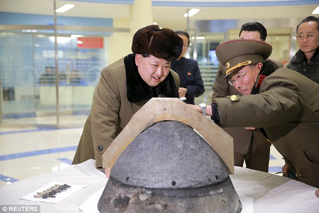 Nhà lãnh đạo Kim Jong-un và các tướng lĩnh quân đội kiểm tra một đầu đạn hạt nhân gắn trên tên lửa của Triều Tiên (Ảnh: Reuters)