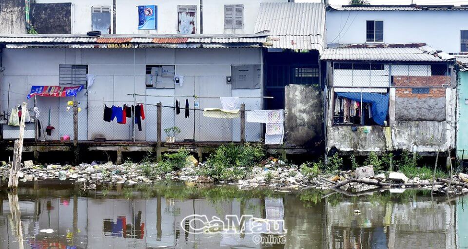 Những bãi rác hình thành ngay sau những căn nhà ven sông trên tuyến kênh xáng Cà Mau - Bạc Liêu, thuộc địa bàn Phường 6. Ảnh: TRẦN NGUYÊN