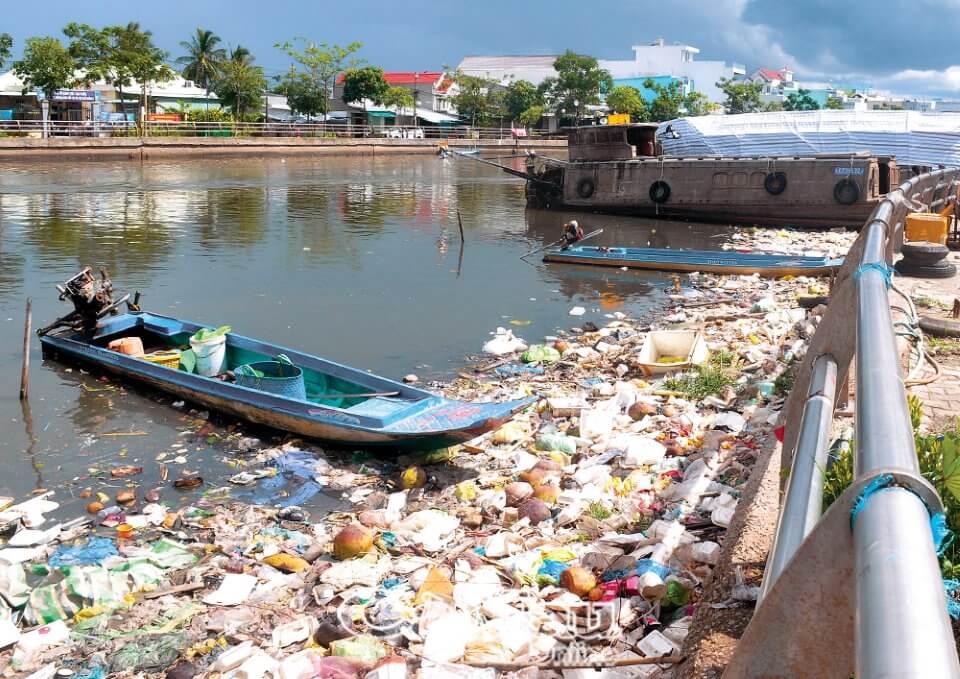 Tại khu vực chợ Nông sản Phường 7, rác ứ đọng quanh năm, làm cho con sông ngày càng ô nhiễm nặng hơn. Ảnh: HOÀNG VŨ